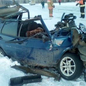 На трассе в Красноярском крае «Жигули» разбились всмятку в смертельной аварии с автобусом