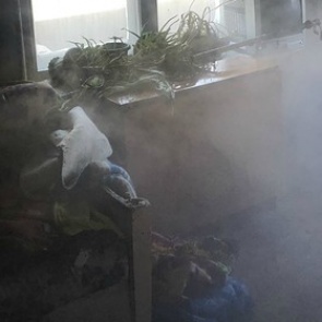 Трое российских детей оказались заперты за железной дверью во время пожара