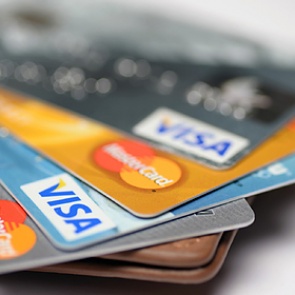 Россиянам позволят снимать наличные при оплате услуг в кафе и отелях