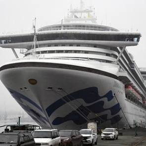 С охваченного коронавирусом лайнера сняли карантин