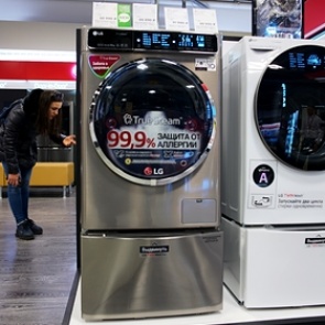 Россиян предупредили о росте цен на бытовую технику и одежду