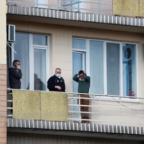 Эвакуированным из Китая украинцам запретили передавать еду