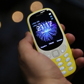 Российские ветераны получат кнопочные мобильные телефоны