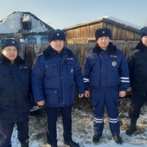 В Туве полицейские спасли из горящего дома мужчину. Его кто-то запер на висячий замок