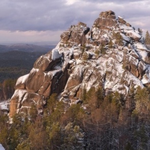 Теплые выходные обернулись для туристов на «Столбах» травмами и переломами