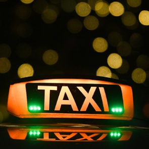 Российский таксист высадил пассажиров и уехал с их ребенком