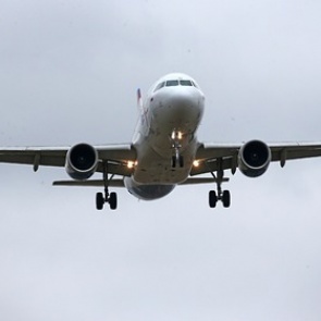 Самолет экстренно сел в российском аэропорту из-за сообщения о минировании