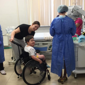 Мальчик со спинально-мышечной атрофией получил первую инъекцию дорогого укола. Его брат умер, не дождавшись его