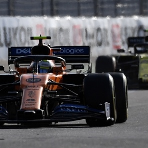 Старт «Формулы-1» отложили в связи с заражением гонщика коронавирусом