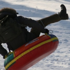На юге Красноярского края школьница неудачно скатилась с горки и умерла