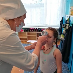 «Даже за слабый кашель отправляют домой»: в детсадах делают утренние осмотры подопечных