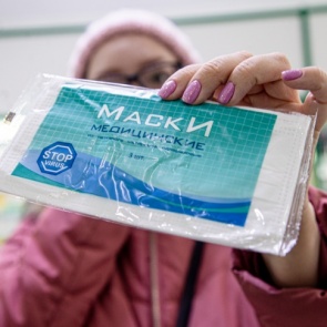 В России делают 1,5 млн масок каждый день. Мы спросили, когда они дойдут до аптек