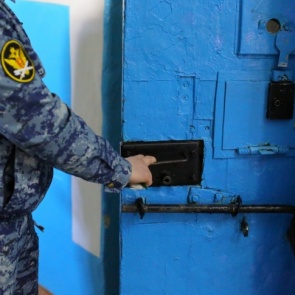 «Напоролся, когда разделывал рыбу»: женщина убила мужа и попыталась представить все несчастным случаем