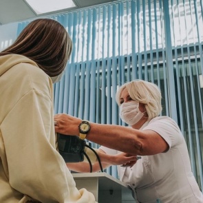 Красноярцы, прилетевшие из Азии, из-за долгой выдачи справок брали штурмом выход из аэропорта