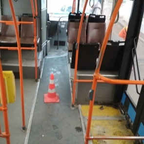 Девочка разбила голову о раму автобуса после его наезда на бордюр