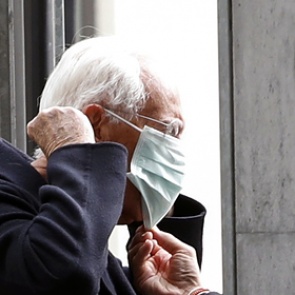 Модный дом Armani переключился на медицинские халаты