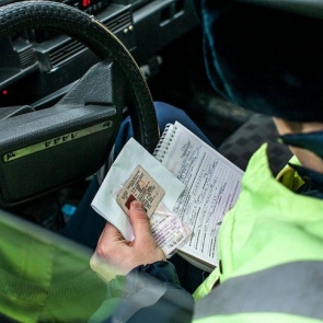 «Бесправным» водителям разрешат ездить: действие удостоверения восстановят на период коронавируса