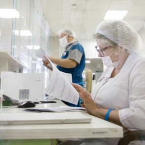 В Красноярском крае беременным женщинам из-за коронавируса сократили количество встреч с врачами