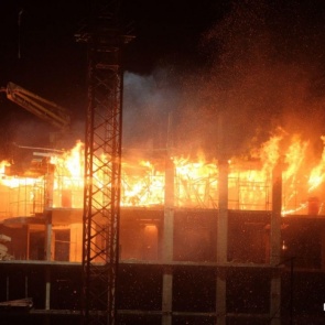 Ночью в Покровском выгорел этаж строящегося дома