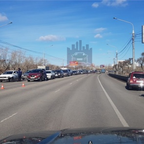 С утра субботы на мостах Красноярска водителям устроили массовые проверки на нарушение самоизоляции