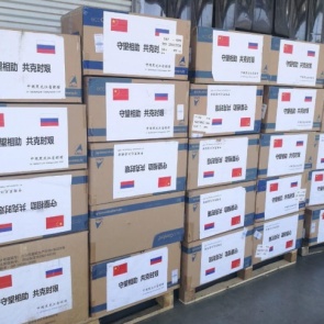 В Красноярск прибыла гуманитарная помощь из Китая: маски и защитные костюмы раздадут медикам