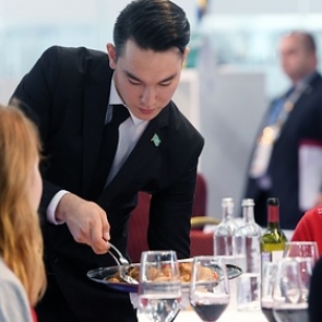 Названы самые бесполезные в эпоху коронавируса профессии