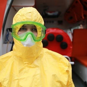 В России заявили о дефиците защитных медицинских костюмов и аппаратов ИВЛ