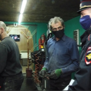 Владельцев шиномонтажек поймали за работой в «нерабочий месяц». Что им грозит