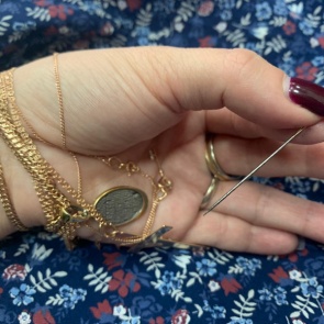 Мошенница обманула 90-летнюю жительницу Назарово с помощью иглы. Попалась спустя 4 года и ждет суда