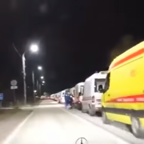 В соцсетях обсуждают видео с гигантской очередью из скорых в Москве. Объясняем, что происходит