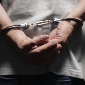 Аферист «подсказал» женщине способ уберечь деньги и украл их, оформив на нее кредит