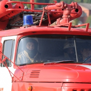 В Москве полыхает восьмиэтажный дом. Пожарные собираются задействовать авиацию