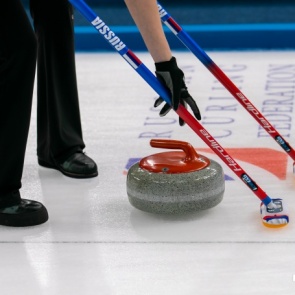 Судья, работавший на юниорском ЧМ по керлингу в Красноярске, умер из-за коронавируса