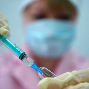 В России назвали сроки начала массового применения вакцины от коронавируса