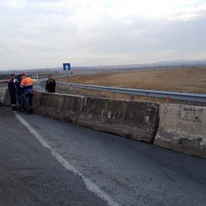 Съезды с федеральной трассы на Сосновоборск перегородили бетонными блоками