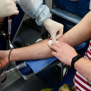 Донорам крови для лечения пациентов с коронавирусом начнут платить в Москве