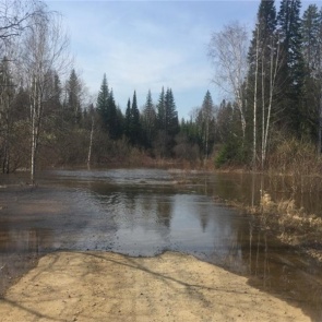 В Тюхтетском районе разлившаяся река перекрыла дорогу