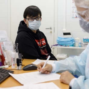 В России от COVID-19 умер уже 681 человек — это больше, чем умирает от гриппа за год