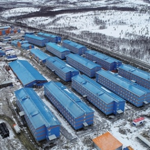 В российском вахтовом поселке выявили 105 заразившихся коронавирусом