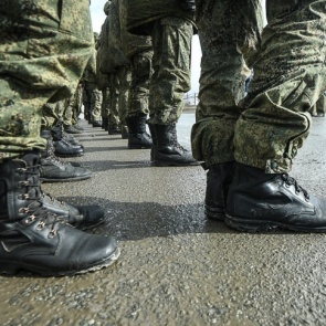 Минобороны сообщило о почти 900 заразившихся коронавирусом в армии