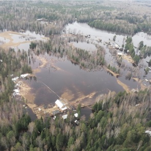 Паводок затопил поселок староверов в Енисейском районе. Уровень воды только растет
