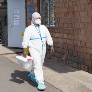 «Костюм — это мини-теплица». Врач клинической больницы рассказал о месяце жизни и работы в обсервации