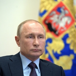 Путин пообещал страховые гарантии борющимся с коронавирусом врачам