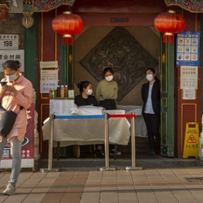 В освобожденном от коронавируса Ухане обнаружили новых заболевших коронавирусом