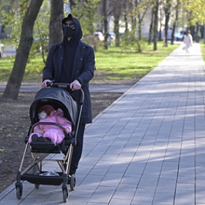 Правительство утвердило обещанные Путиным выплаты семьям с детьми