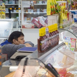 Хорошая соломина для утопающего: что думает бизнес о предложении Путина простить зарплатные кредиты