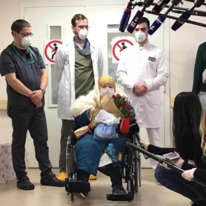 100-летняя бабушка вылечилась от COVID-19 в свой день рождения