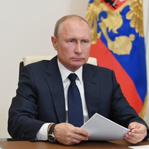 Путин раскритиковал работу министерств по оформлению выплат