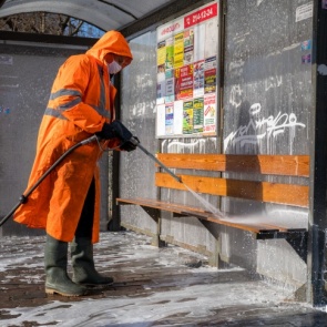 Стало известно, сколько стоит дезинфекция остановок и чем их обрабатывают