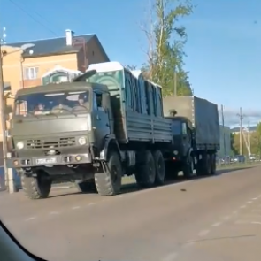 На въезде в Северо-Енисейск сняли огромную колонну военных грузовиков